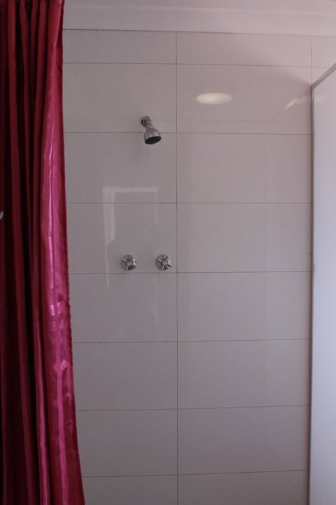 Haus Accommodation - Kawana Tourism 9
