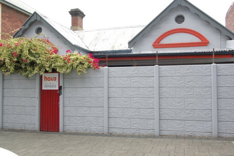 Haus Accommodation - Kawana Tourism 0