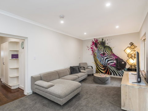 Luxury Federation Style Home - Sleeps 10 - Kawana Tourism 1