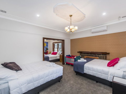 Luxury Federation Style Home - Sleeps 10 - Kawana Tourism 11