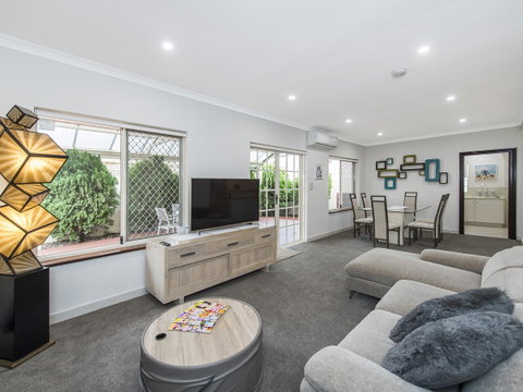 Luxury Federation Style Home - Sleeps 10 - Kawana Tourism 3