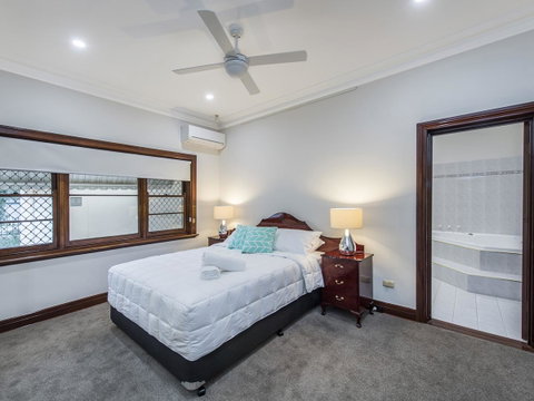 Luxury Federation Style Home - Sleeps 10 - Kawana Tourism 7