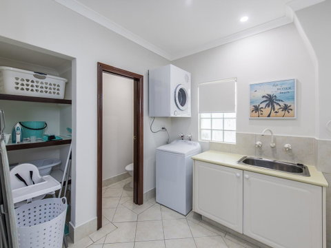 Luxury Federation Style Home - Sleeps 10 - Kawana Tourism 16