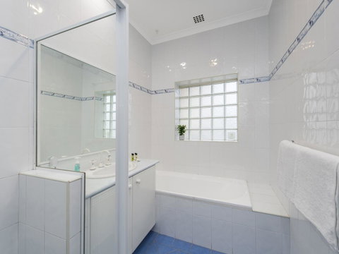 Luxury Federation Style Home - Sleeps 10 - Kawana Tourism 14