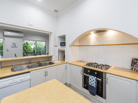Luxury Federation Style Home - Sleeps 10 - Kawana Tourism 5