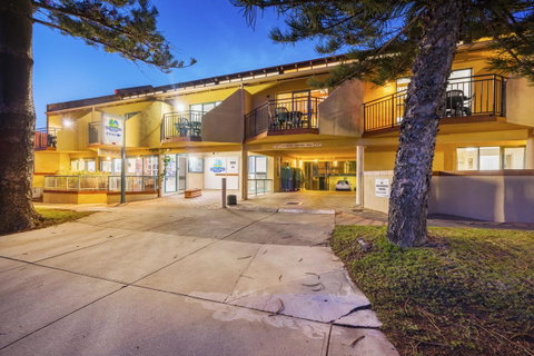 Cottesloe Beach Chalets - Kawana Tourism 6
