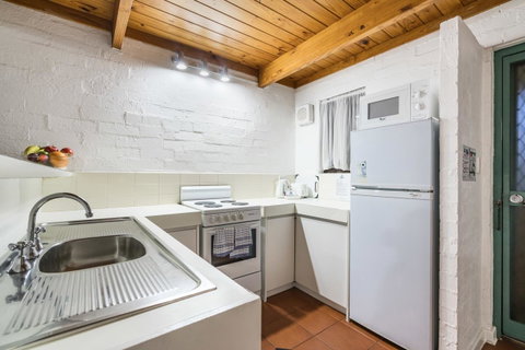 Cottesloe Beach Chalets - Kawana Tourism 34