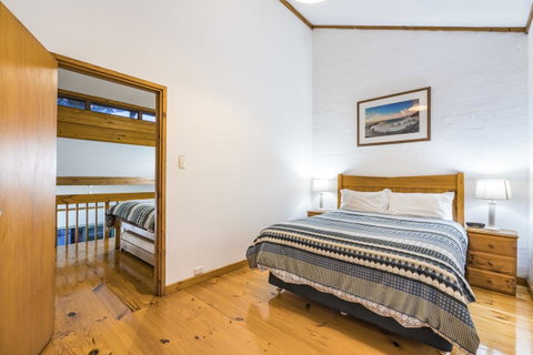 Cottesloe Beach Chalets - Kawana Tourism 8