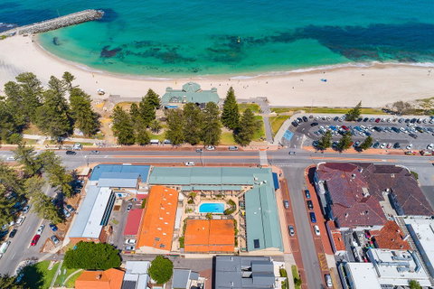Cottesloe Beach Chalets - Kawana Tourism 12