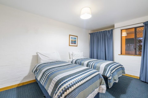 Cottesloe Beach Chalets - Kawana Tourism 40