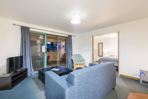 Cottesloe Beach Chalets - Kawana Tourism 42