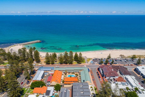 Cottesloe Beach Chalets - Kawana Tourism 13