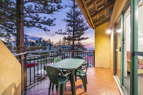 Cottesloe Beach Chalets - Kawana Tourism 26
