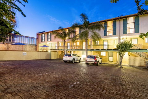 Cottesloe Beach Chalets - Kawana Tourism 9