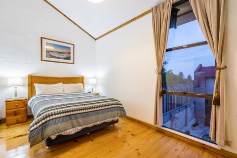 Cottesloe Beach Chalets - Kawana Tourism 3