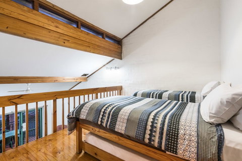 Cottesloe Beach Chalets - Kawana Tourism 10