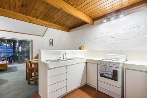 Cottesloe Beach Chalets - Kawana Tourism 27