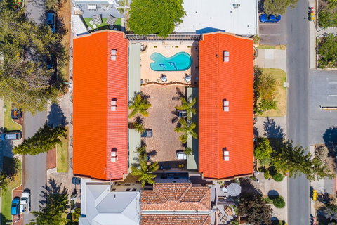 Cottesloe Beach Chalets - Kawana Tourism 14