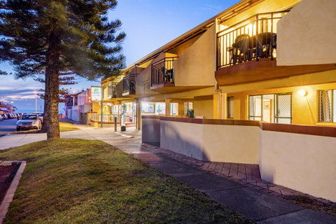 Cottesloe Beach Chalets - Kawana Tourism 4