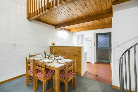 Cottesloe Beach Chalets - Kawana Tourism 31