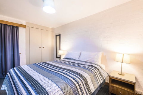 Cottesloe Beach Chalets - Kawana Tourism 28
