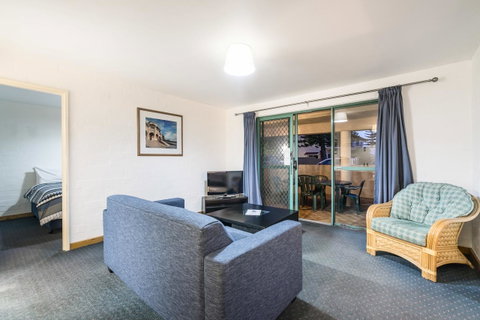 Cottesloe Beach Chalets - Kawana Tourism 37
