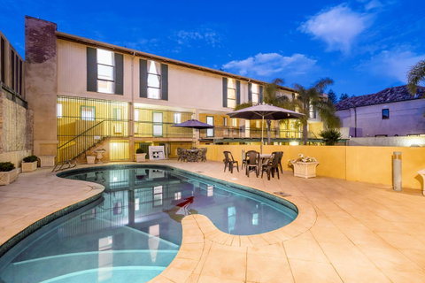 Cottesloe Beach Chalets - Kawana Tourism 11