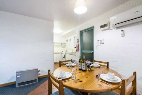 Cottesloe Beach Chalets - Kawana Tourism 36
