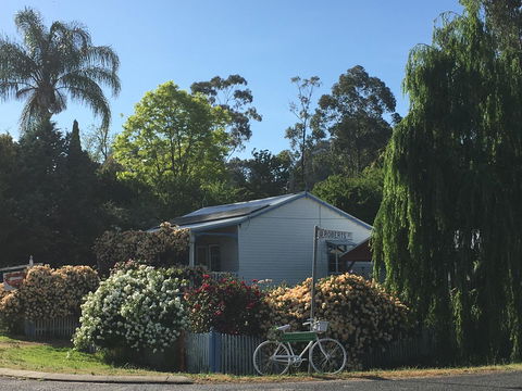 Applegate Lane Chalet - Kawana Tourism 1