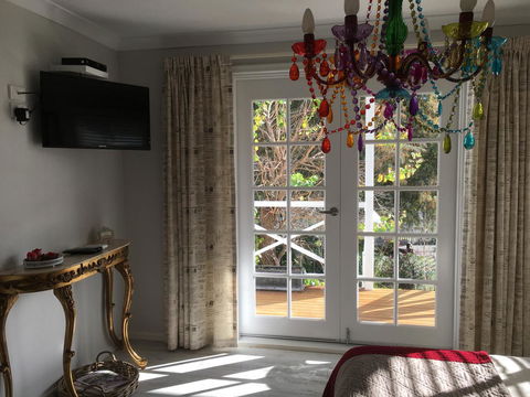 Applegate Lane Chalet - Kawana Tourism 6