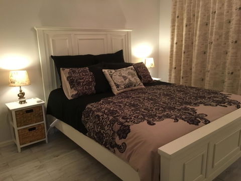 Applegate Lane Chalet - Kawana Tourism 8