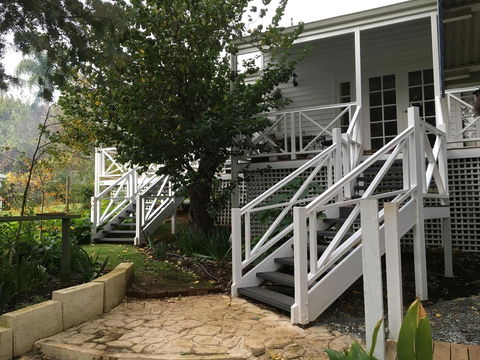 Applegate Lane Chalet - Kawana Tourism 5