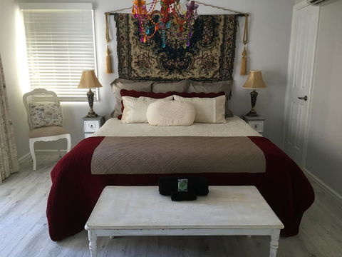 Applegate Lane Chalet - Kawana Tourism 0