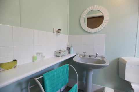 Jacaranda Guest House - Kawana Tourism 9