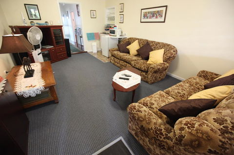 Jacaranda Guest House - Kawana Tourism 8