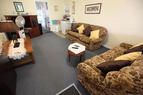 Jacaranda Guest House - Kawana Tourism 7