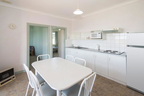 Augusta Hotel Motel - Kawana Tourism 4
