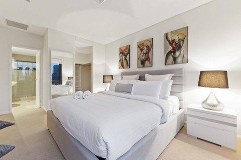 The Executive Penthouse - Kawana Tourism 8