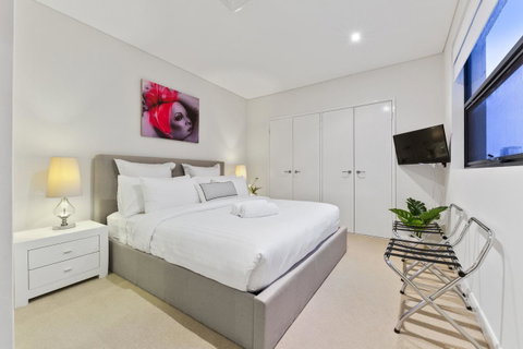 The Executive Penthouse - Kawana Tourism 11