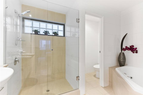 The Executive Penthouse - Kawana Tourism 9