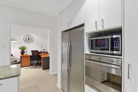 The Executive Penthouse - Kawana Tourism 15