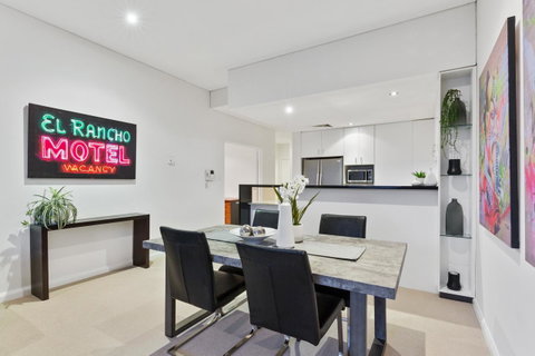 The Executive Penthouse - Kawana Tourism 6