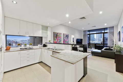 The Executive Penthouse - Kawana Tourism 3