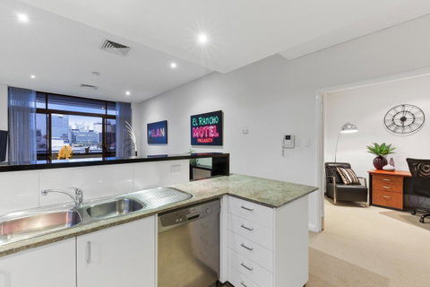 The Executive Penthouse - Kawana Tourism 14