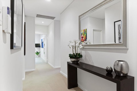 The Executive Penthouse - Kawana Tourism 18