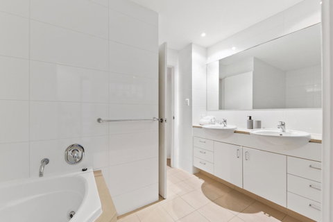 The Executive Penthouse - Kawana Tourism 10