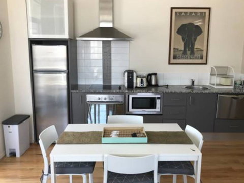 Charming Inner City Apartment - Kawana Tourism 10