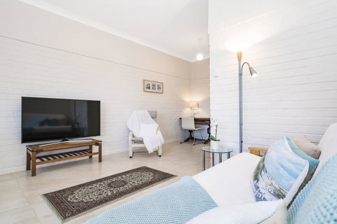Light Bright, Quality River Views! Free Parking - Kawana Tourism 13