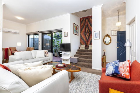 Como Executive Apartment - Kawana Tourism 9