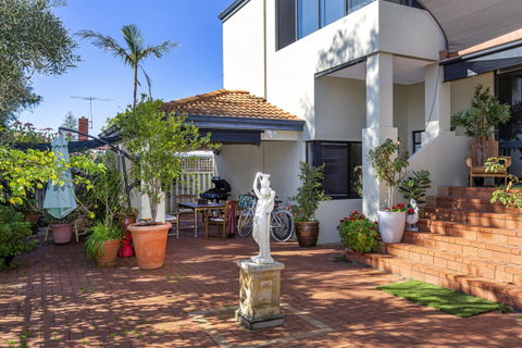 Como Executive Apartment - Kawana Tourism 16